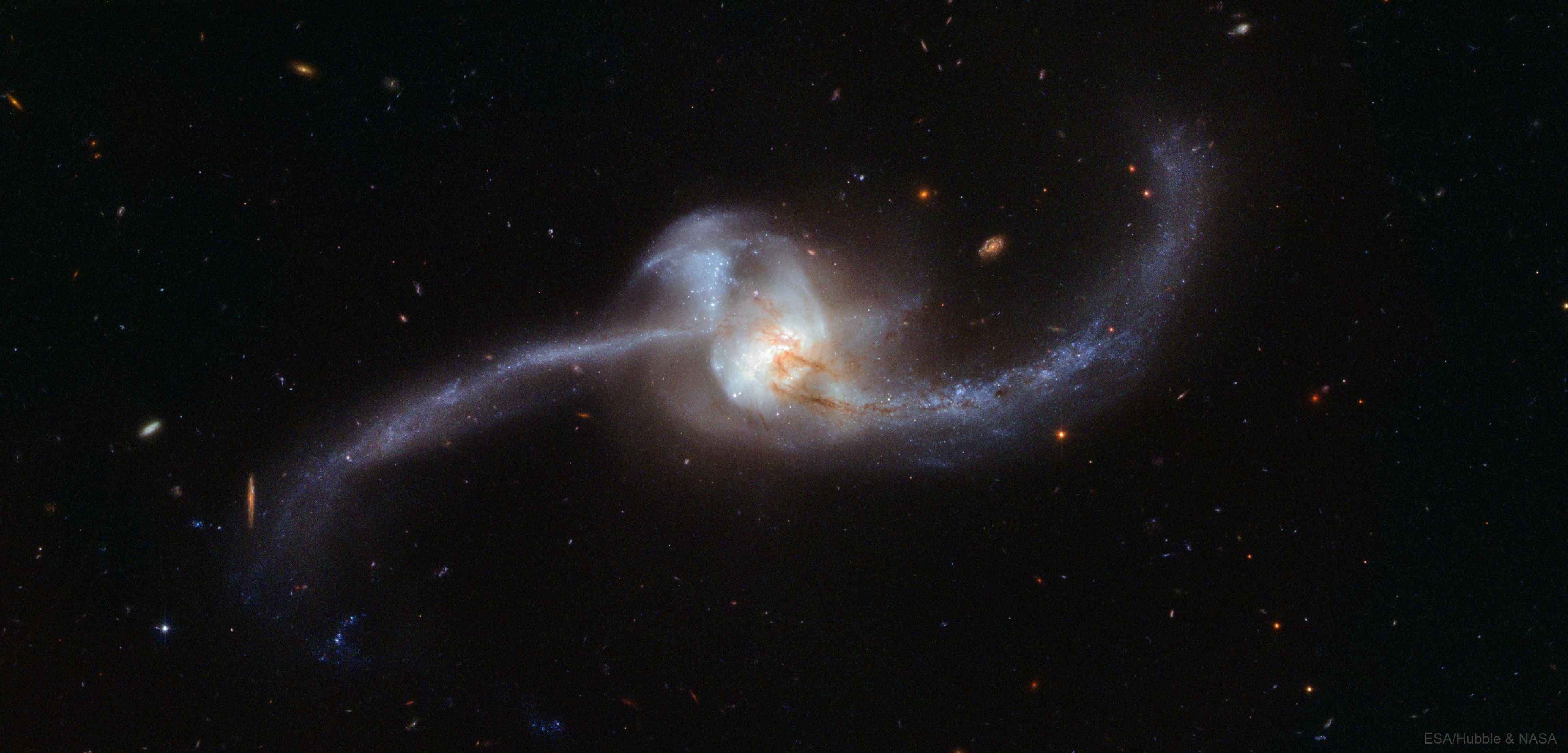 Arp243_Hubble_3978