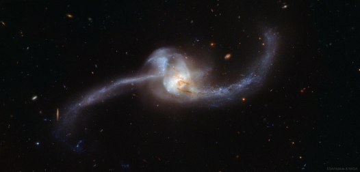 Arp243_Hubble_3978